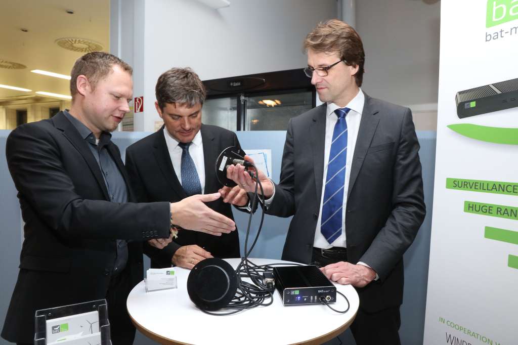 Christoph Heynen von der FAU-Gründerberatung (rechts) und Ingenieur Florian Stiller zeigen dem FAU-Präsidenten ein Fledermaus-Monitoring-System für Windenergieanlagen. (Bild: FAU/Kurt Fuchs)