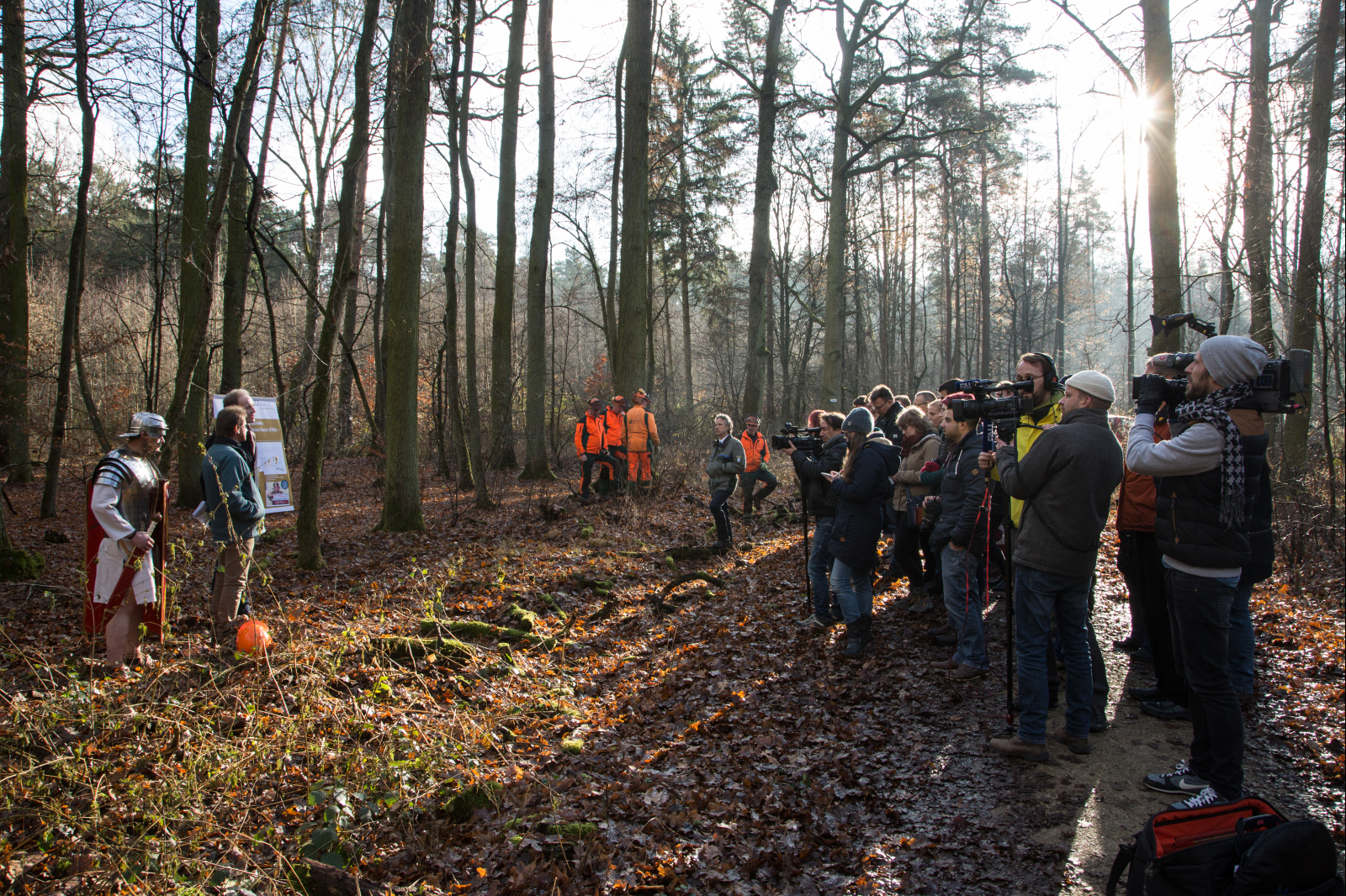 Am 15. Dezember 2016 fiel der Startschuss für das Projekt mit dem Schlagen des ersten Baums für den Bootsbau. (Bild: FAU/Georg Pöhlein)