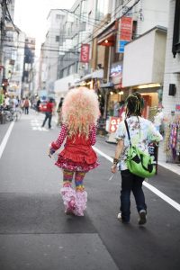 Junge Japaner in extravagantem Outfit 