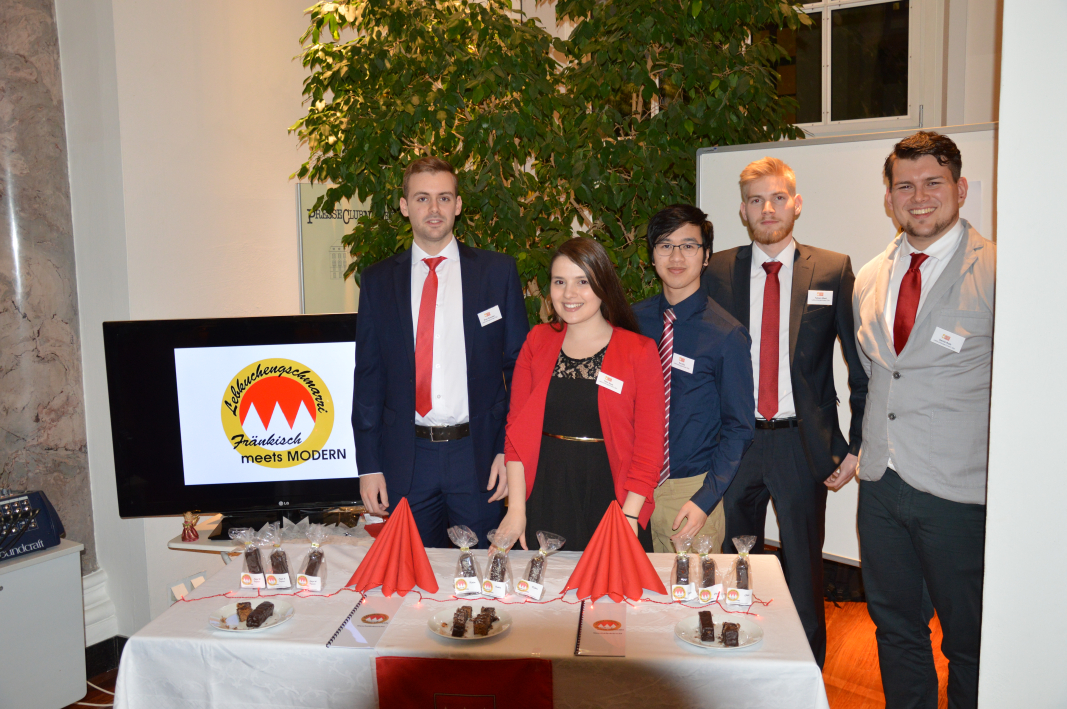 Ebenfalls um Lebkuchen ging es beim Team "Lebkuchengschmarri". Auch die fünf Wirtschaftswissenschaftler Fabian Albert, Duc Bui, Tülin Kaya, Daniel Roth und Sven Schuster haben mit einem fränkischen Bäcker zusammengearbeitet und Lebkuchenriegel in besonderen Geschmacksrichtungen kreiert. (Bild: Sebastian Engel)