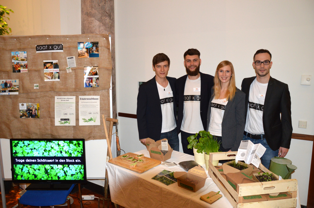 Die Sieger: Das Team "saat x gut" landete mit einer Kräuteranzuchtbox auf dem ersten Platz. Die Box enthält eine Blähtonkugel als Wasserspeicher, Anzuchterde und Kräutersamen. Eine Schritt-für-Schritt-Anleitung und eine App soll beim Gärtnern helfen. Die fünf Gründer, Meike Baumgart, Jonas Höfer, Julian Mailhammer, Christoph Wäger und Felix Frisch kommen aus ganz unterschiedlichen Disziplinen – sie sind Maschinenbauer, Chemiker, Wirtschaftswissenschaftler und Biologen.