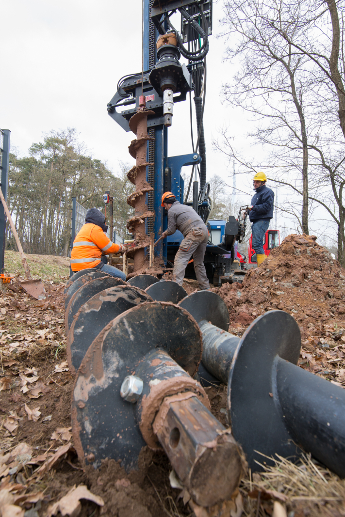 Mehrteiliges Bohrgestänge kam für die Tiefbohrung auf dem Testgelände in Erlangen-Eltersdorf zum Einsatz (Bild:FAU/Erich Malter)