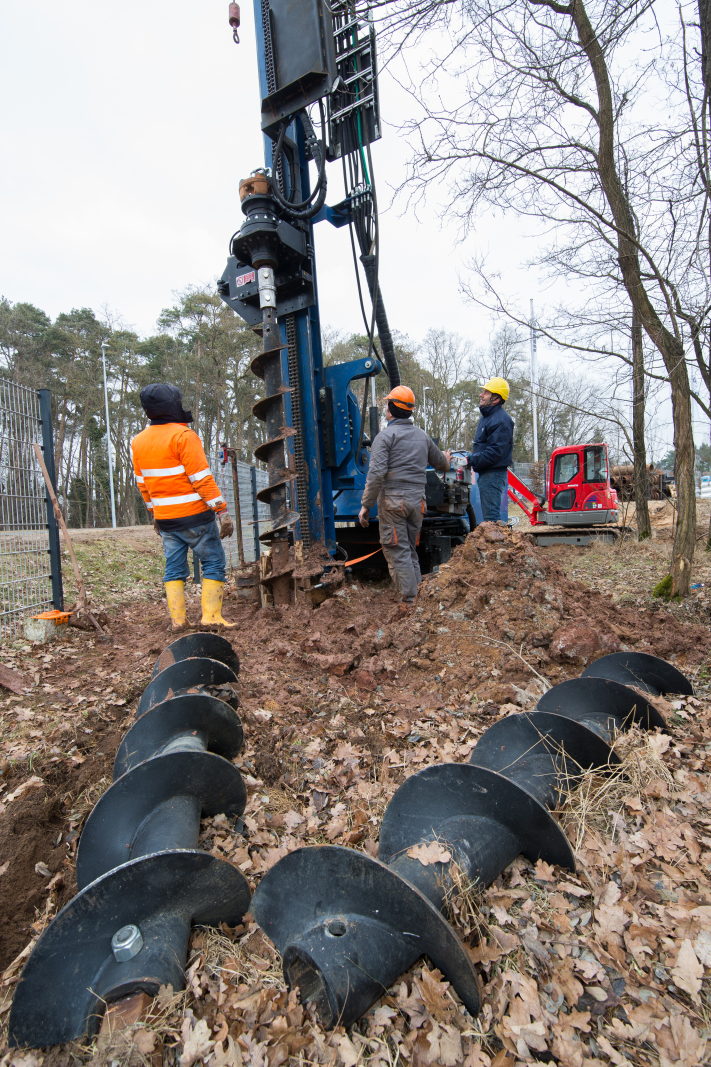 Mehrteiliges Bohrgestänge kam für die Tiefbohrung auf dem Testgelände in Erlangen-Eltersdorf zum Einsatz (Bild:FAU/Erich Malter)