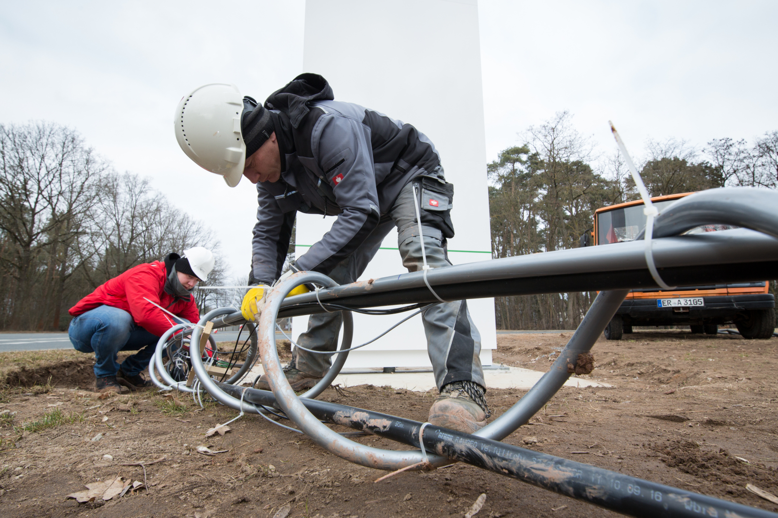 Das neu entwickelte Geothermiesystem wird auf seinen Einsatz auf dem Testfeld vorbereitet (Bild: FAU/Erich Malter)