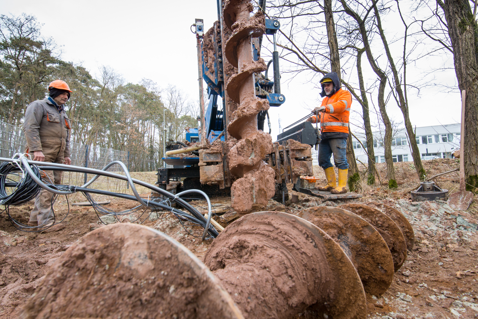 Einer der Prototypen der neuen Erdwärmesysteme wird in eines der 8 Meter tiefen Bohrlöcher hinabgelassen (Bild: FAU/Erich Malter)