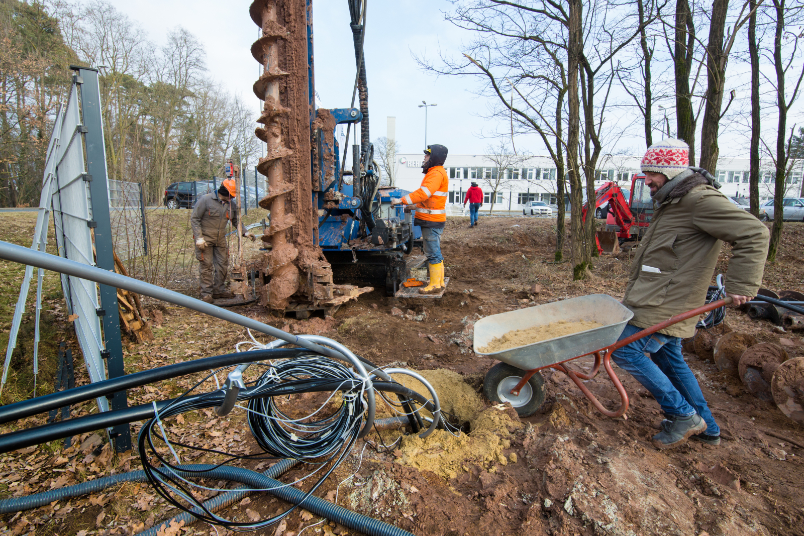 Ein neues Bohrloch wird vorbereitet (Bild: FAU/Erich Malter)