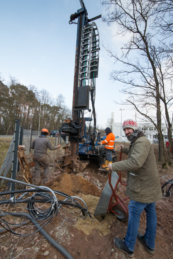 Dr. David Bertermann vom Geozentrum Nordbayern half ebenfalls mit die Bohrlöcher mit Material zu füllen (Bild: FAU/Erich Malter)