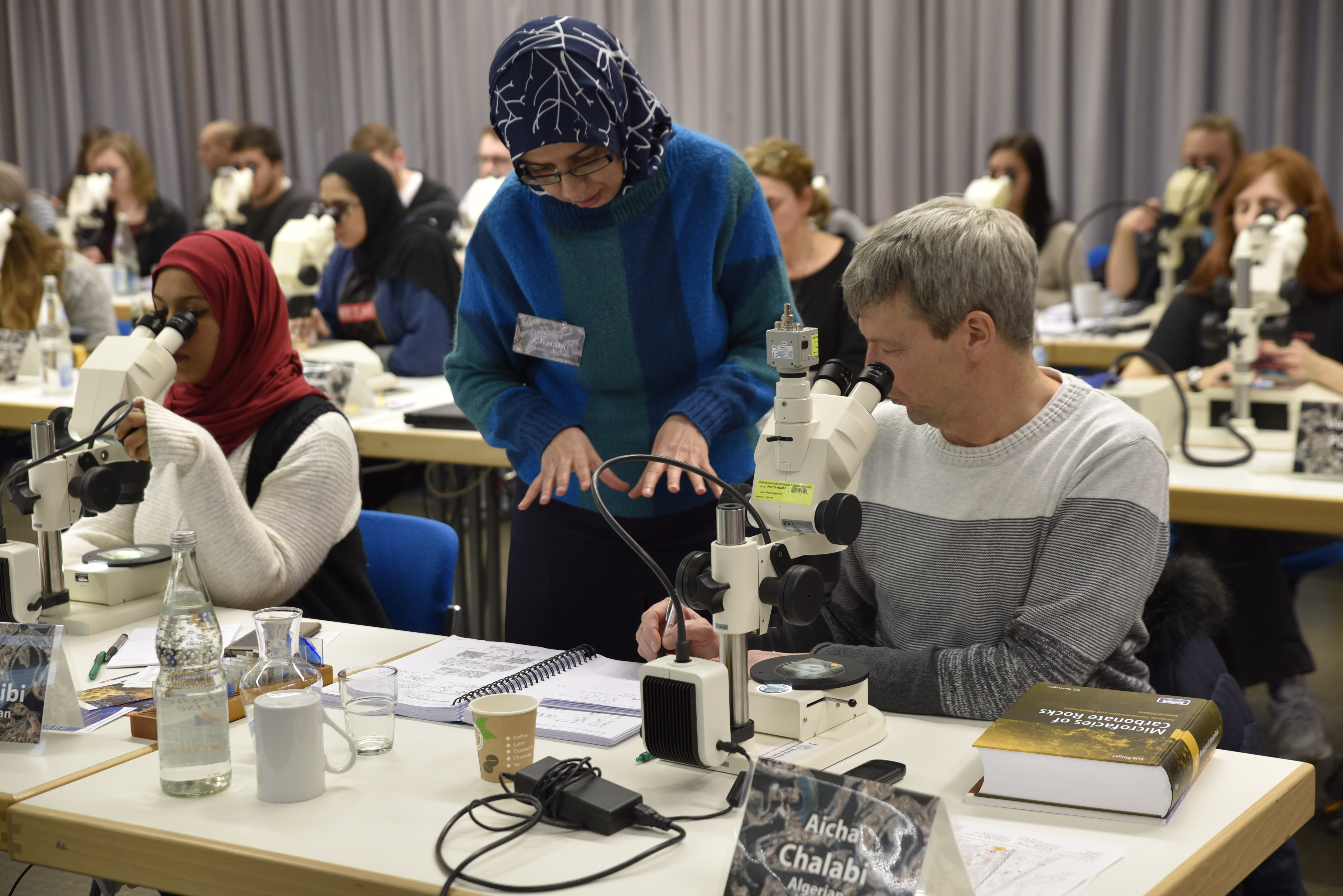 Der rege wissenschaftliche Austausch ist bezeichnend für den Flügel-Kurs. (Bild: FAU/Christina Dworak)