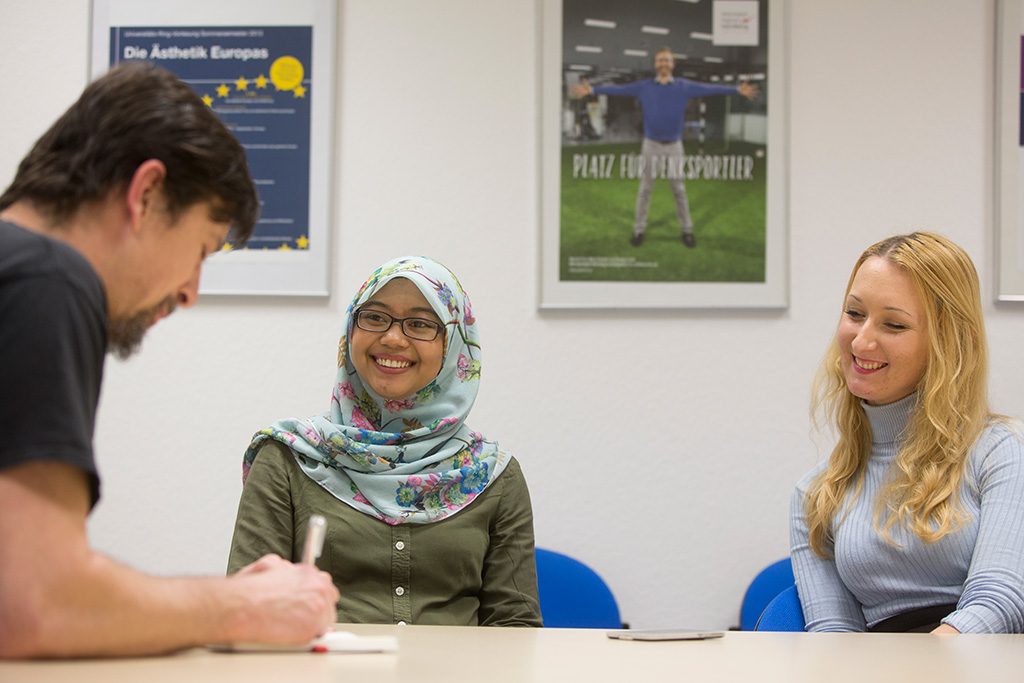 Žanete Hegmane und Hanisa Mansor im Interview