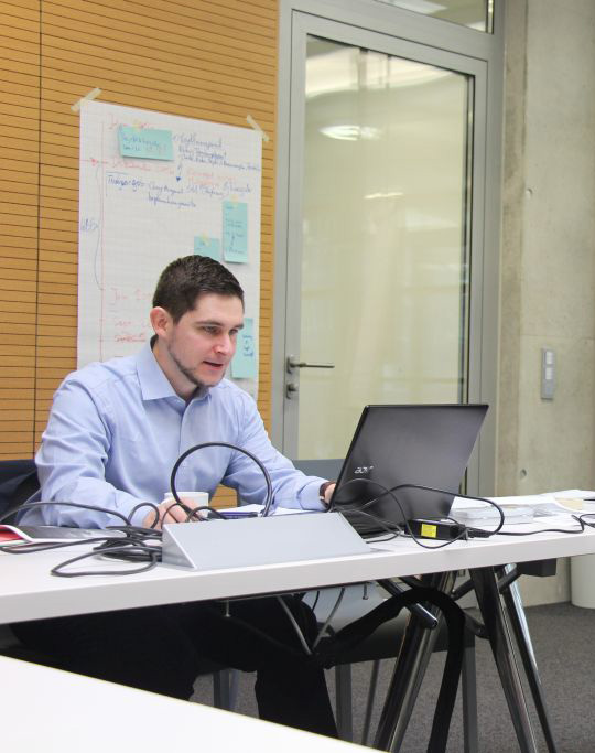 Patrick Gaspar arbeitet konzentriert an der Lösung der Finalaufgabe: Die Einführung eines IT-Leistungsbewertungssystems für das Personalwesen. (Bild: GPM Young Crew/Chiara Hänel)