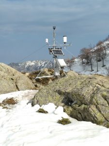 Eine Klimastation an einem der Gebirgsstandorte auf ca. 1600 m ü. NN.