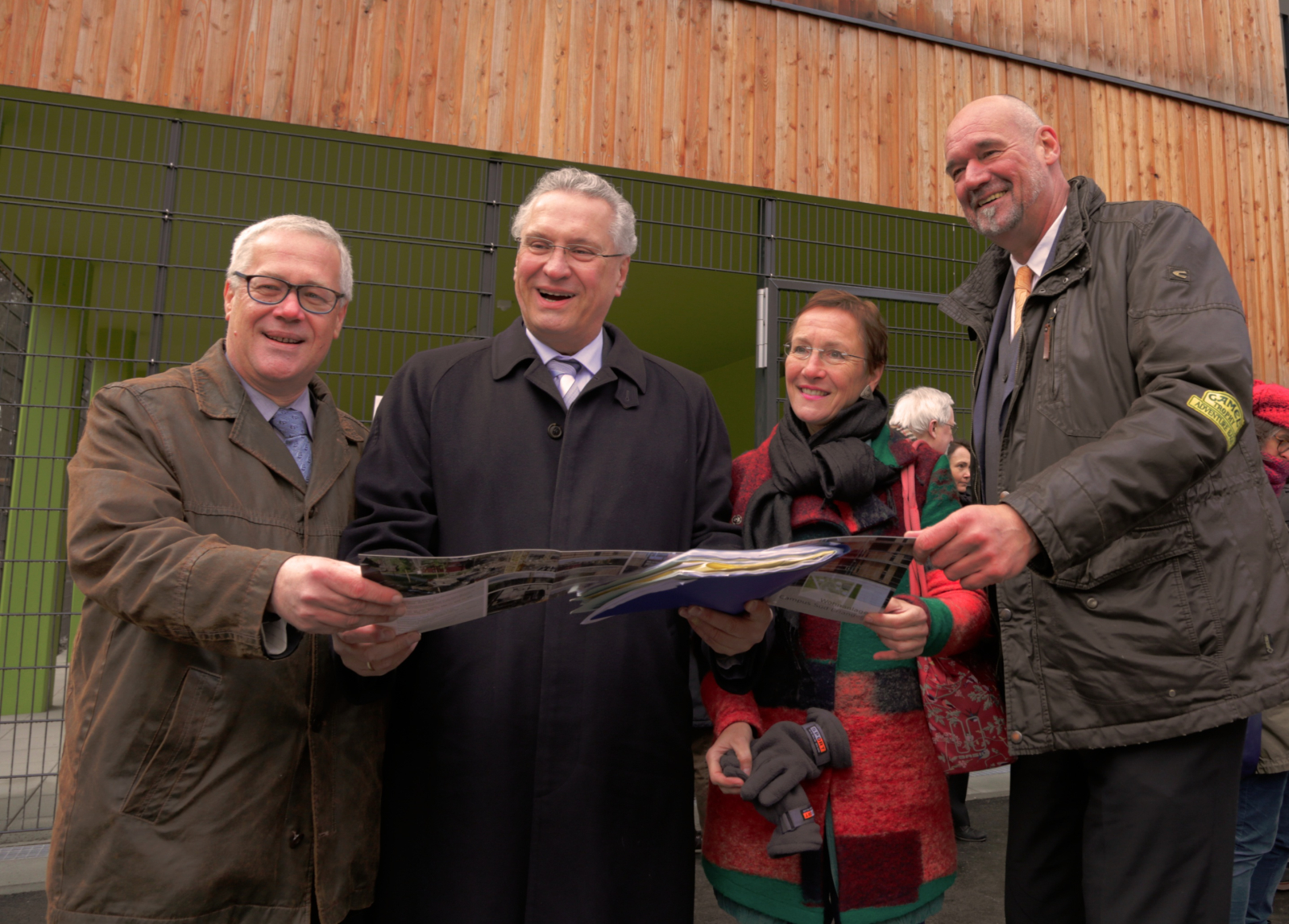 Staatsminister Joachim Herrmann, Studentenwerk-Geschäftsführer Mathias M. Meyer, FAU-Kanzler Christian Zens, Bürgermeisterin Dr. Elisabeth Preuß vor dem neubezogenen Gebäude. (Bild: Studentenwerk Erlangen-Nürnberg)