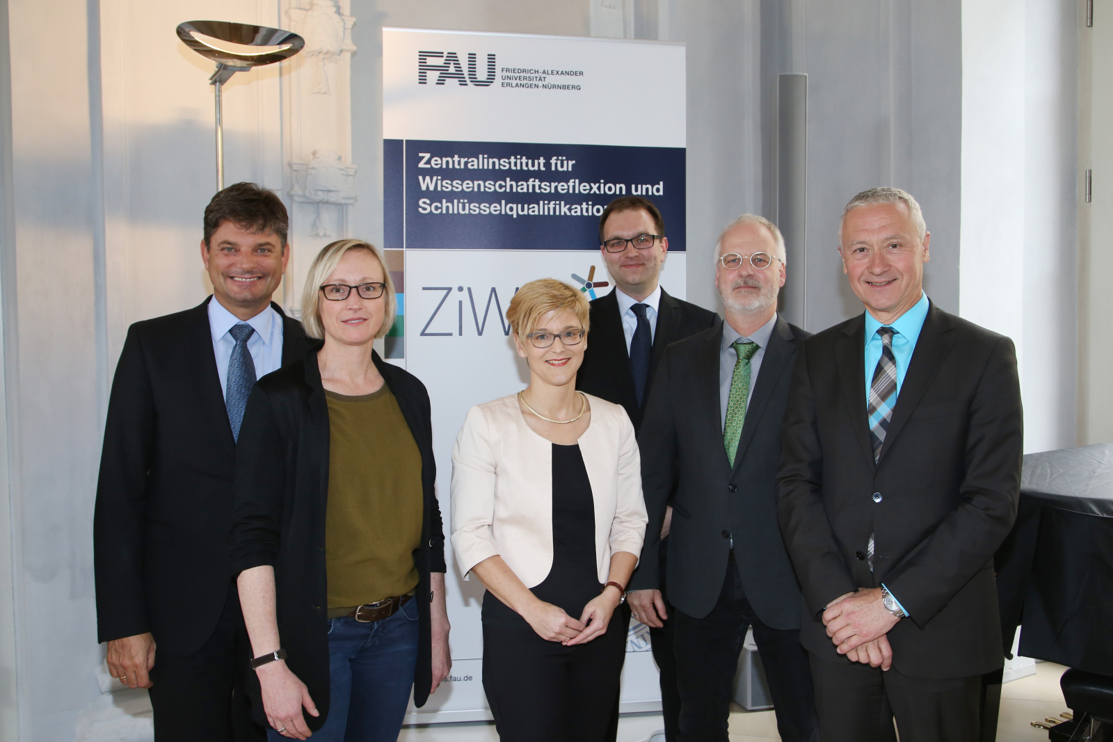 Festakt in der Erlanger Orangerie mit Prof. Dr. Joachim Hornegger, Präsident der FAU Prof. Dr. Antje Kley, Vizepräsidentin der FAU und Sprecherin der kollegialen Leitung des ZiWiS, Prof. Dr. Kärin Nickelsen, LMU, Festrednerin zum Thema „Kooperation und Konkurrenz in den Wissenschaften“, Dr. Michael Jungert, Geschäftsführer des ZiWiS, Prof. Dr. Dirk Niefanger, Mitglied der kollegialen Leitung des ZiWiS, Prof. Dr. Hans Drexler, Mitglied der kollegialen Leitung des ZiWiS.; v.l. (Foto: FAU/Kurt Fuchs)