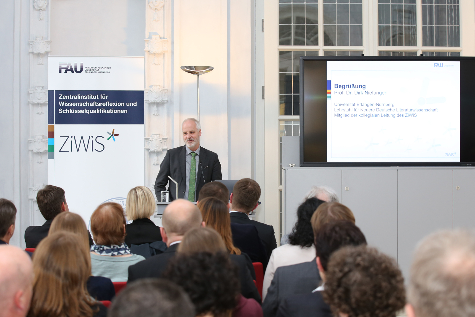 Prof. Dr. Dirk Niefanger, Mitglied der kollegialen Leitung des ZiWiS (Foto: Kurt Fuchs/FAU)