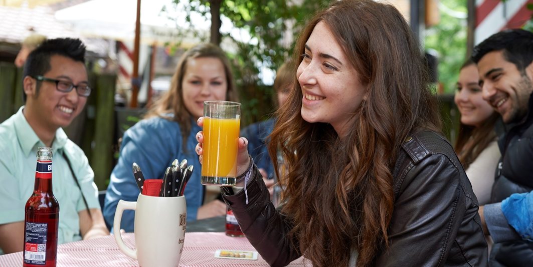 In der Nürnberger Altstadt treffen sich die Studierenden gerne in ihrer Freizeit (Foto: FAU/David Hartfiel)