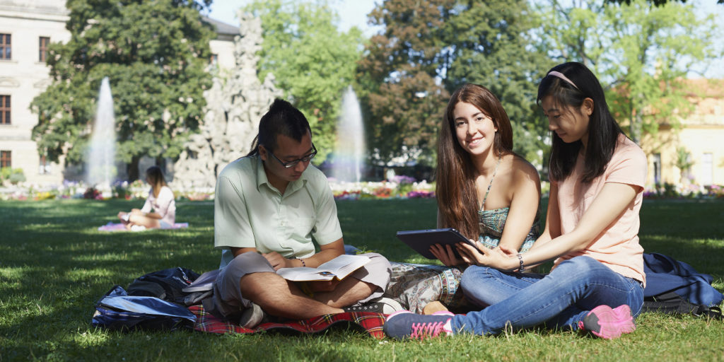 Bei schönem Wetter ist der Erlanger Schlossgarten ein beliebter Lern- und Freizeitort für die Studierenden (Foto: FAU/David Hartfiel)