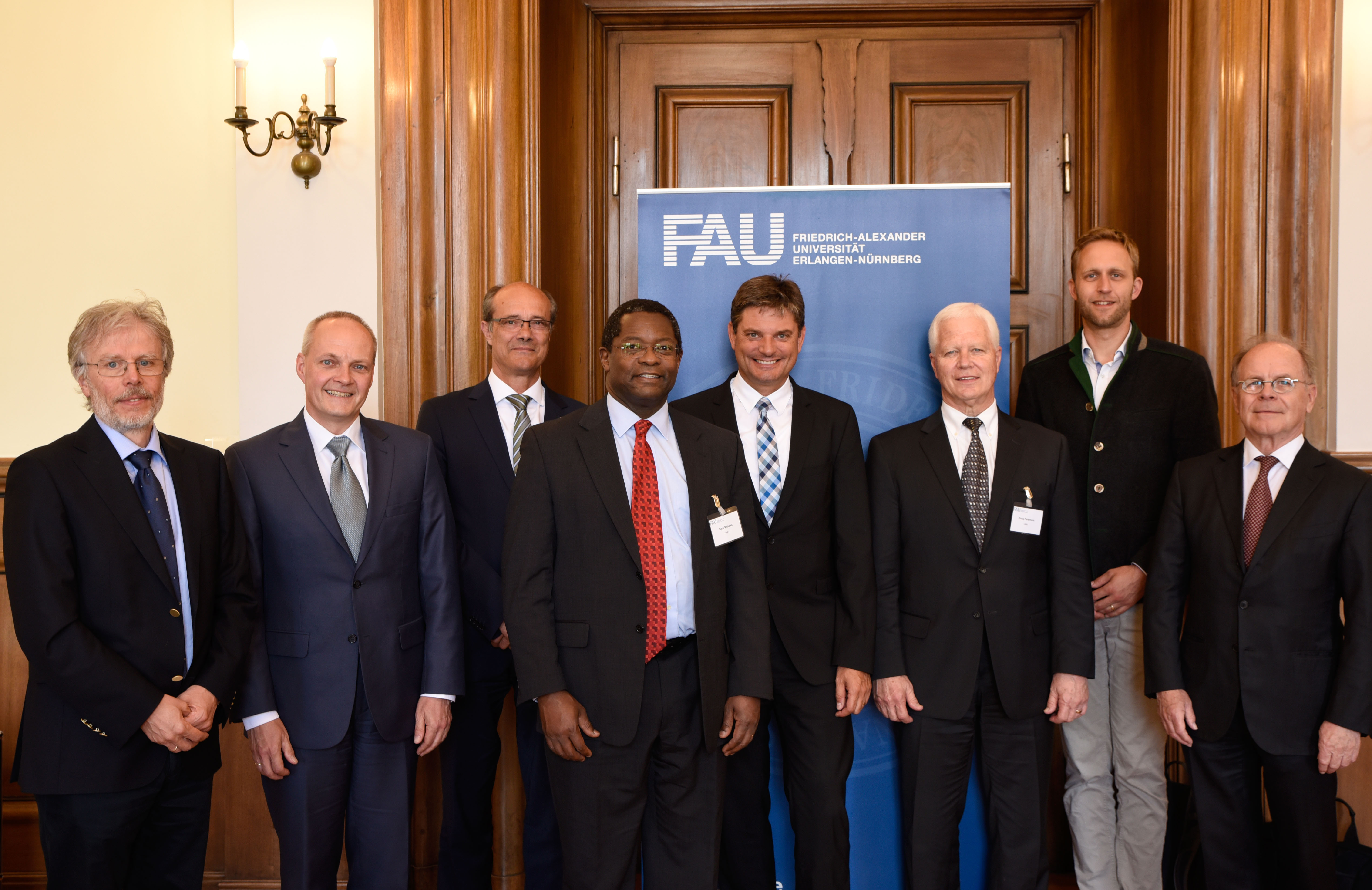 Vertreter der University of Minnesota haben sich mit ihren Fachkollegen aus Erlangen und dem Präsidenten der FAU, Prof. joachim Hornegger (3. v.r.) zusammengesetzt, um die schon bestehende Zusammenarbeit noch weiter zu vertiefen. (Bild: FAU/Boris Mijat)
