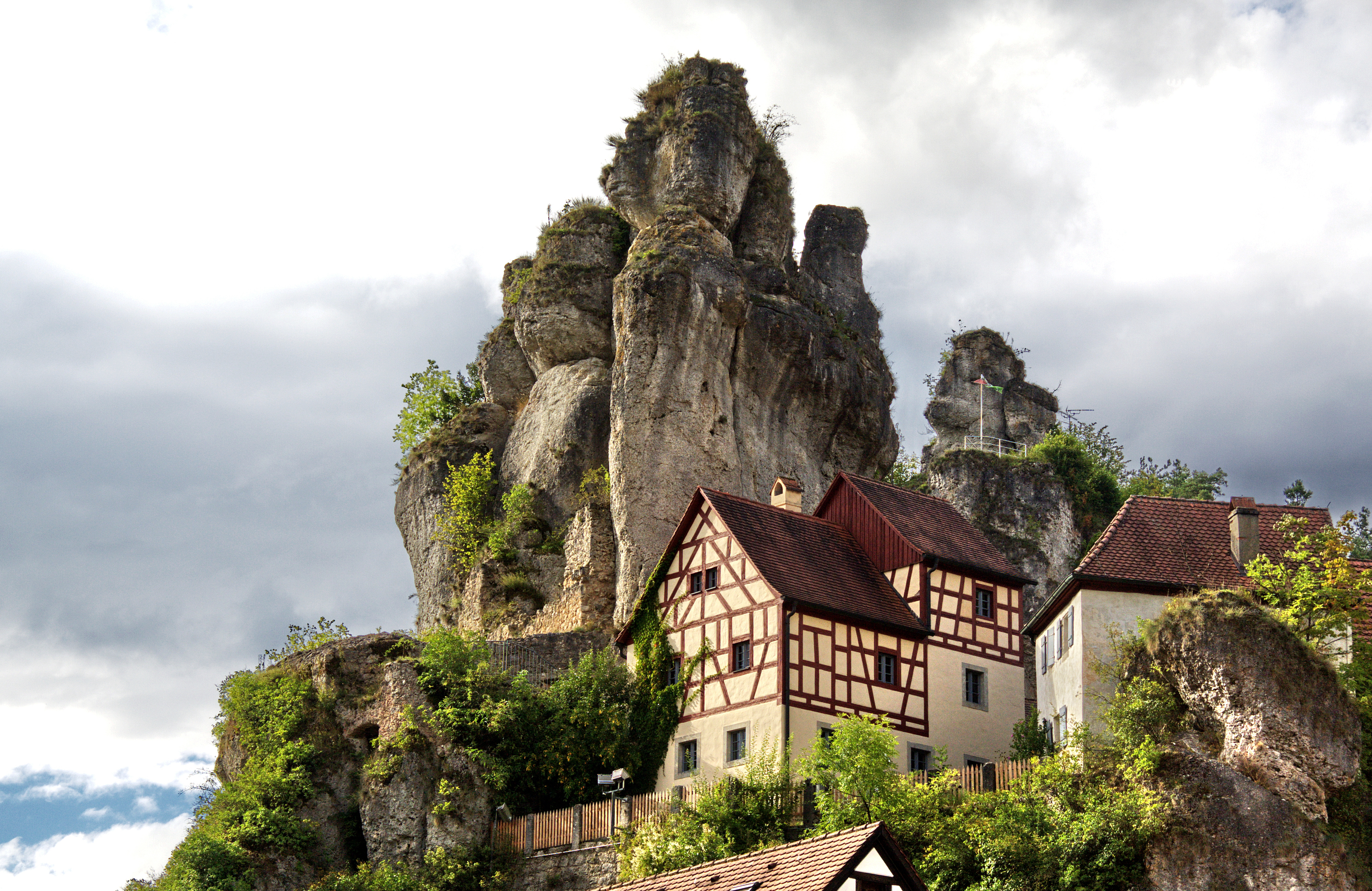 In der Fränkischen Schweiz finden sich viele markante Felsformationen wie diese (Foto: Panthermedia.net/Eberhard Starosczik)