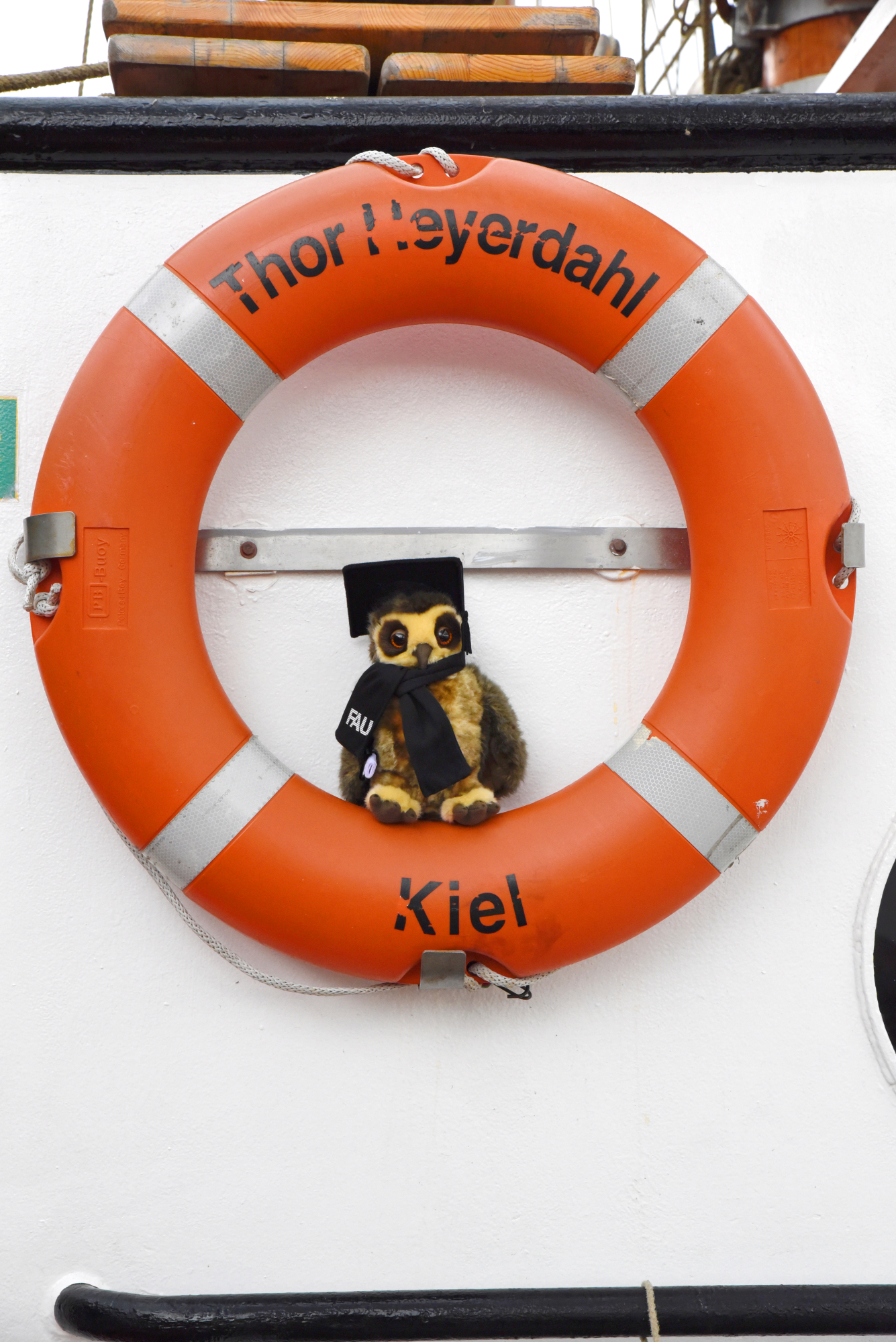 Die FAU-Eule im Rettungsring dem Segelschiff Thor Heyerdahl. (Bild: FAU/Regine Oyntzen)