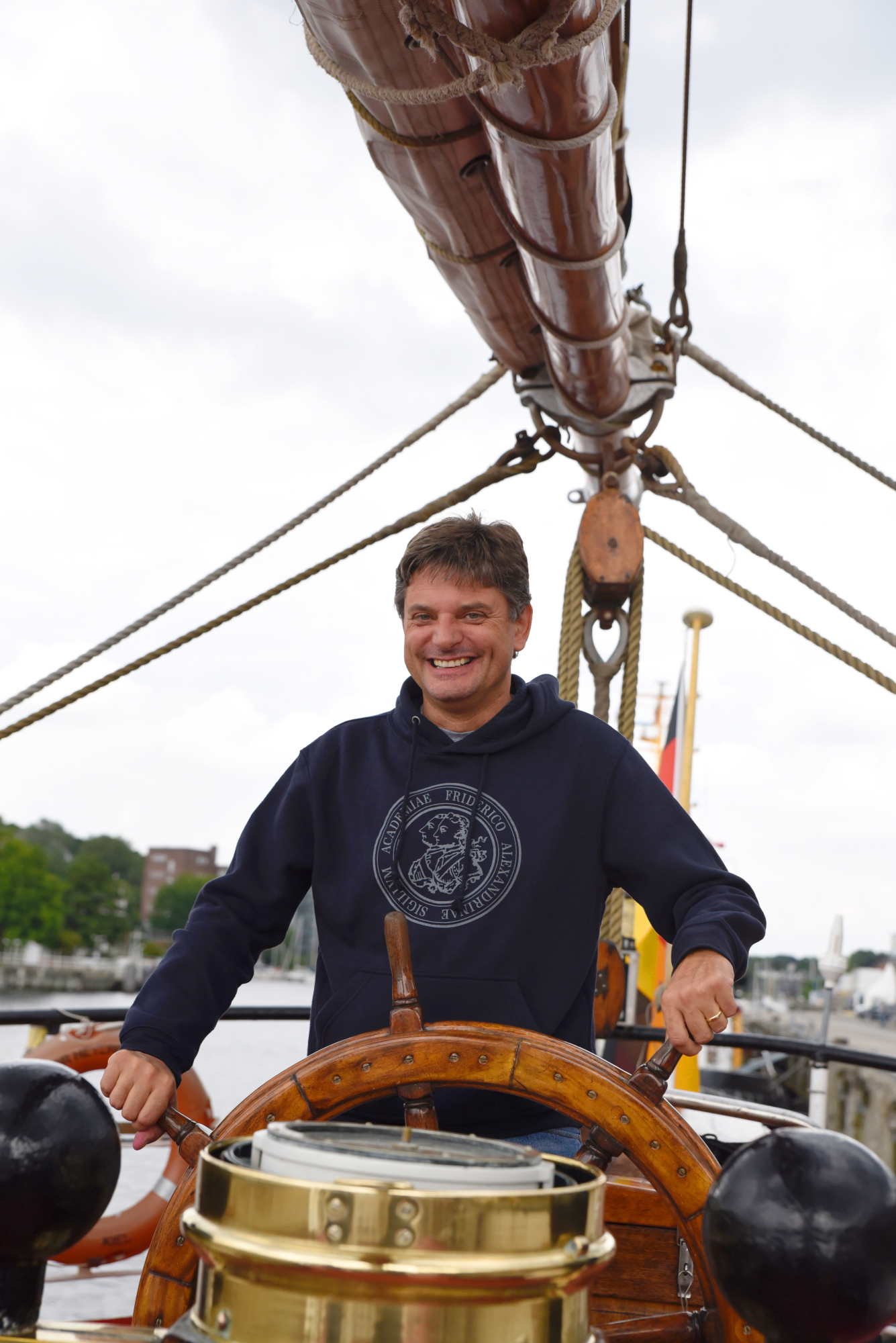 FAU-Präsident Prof Dr. Joachim Hornegger an Bord der Thor Heyerdahl. (Bild: FAU/Regine Oyntzen)