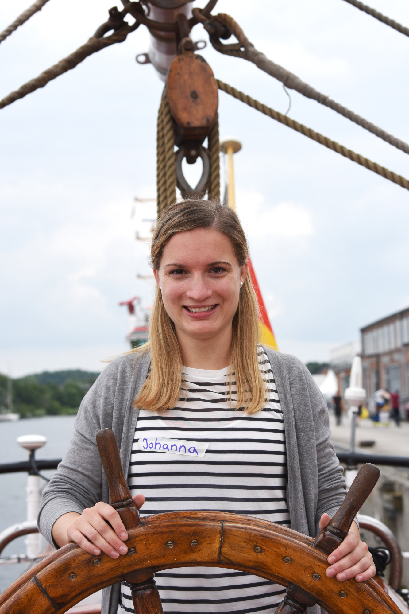 Johanna Grzywotz vom Lehrstuhl für Strafrecht, Strafprozessrecht, Internationales Strafrecht und Völkerrecht der FAU am Steuer der Thor Heyerdahl. (Bild: FAU/Fotograf)