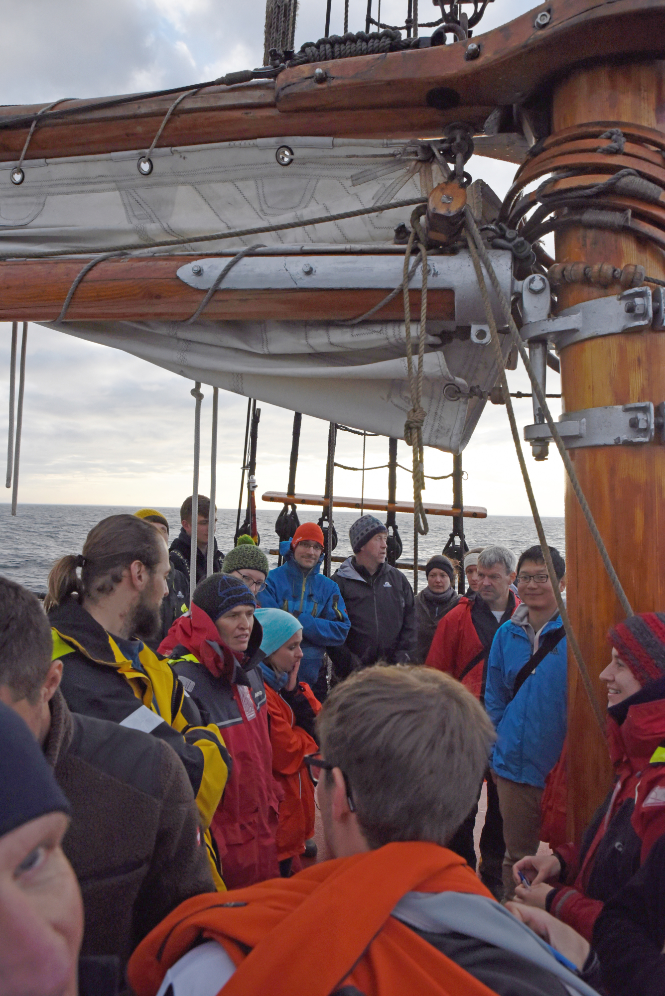 Wachwechsel auf der Thor Heyerdahl: Wichtige Infos werden an die nächste Wache übergeben. (Bild: FAU/Regine Oyntzen)