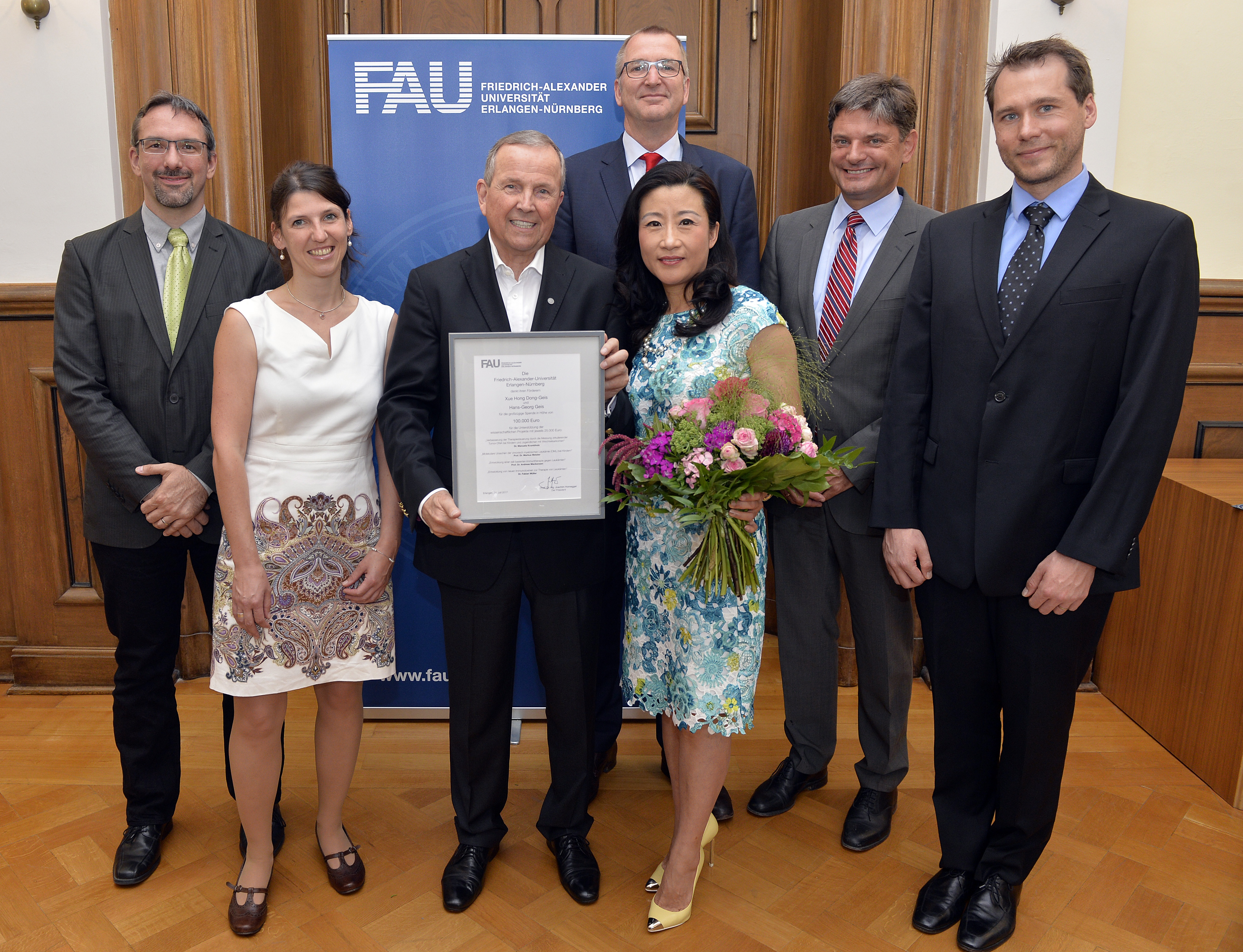 Der Unternehmer Hans-Georg Geis und seine Frau Xue Hong Dong-Geis fördern die Krebsforschung an der FAU mit einer Spende von 100.000 Euro für vier Projekte. Alle Beteiligten kamen zur Übergabe der Förderurkunde ins Amtszimmer des FAU-Präsidenten Joachim Hornegger. Foto (v.li): Michael Aigner, Regina Gary, Hans-Georg Geis, Xue Hong Dong-Geis, Prof. Andreas Mackensen, Joachim Hornegger, Fabian Müller. (Foto:FAU/Harald Sippel)