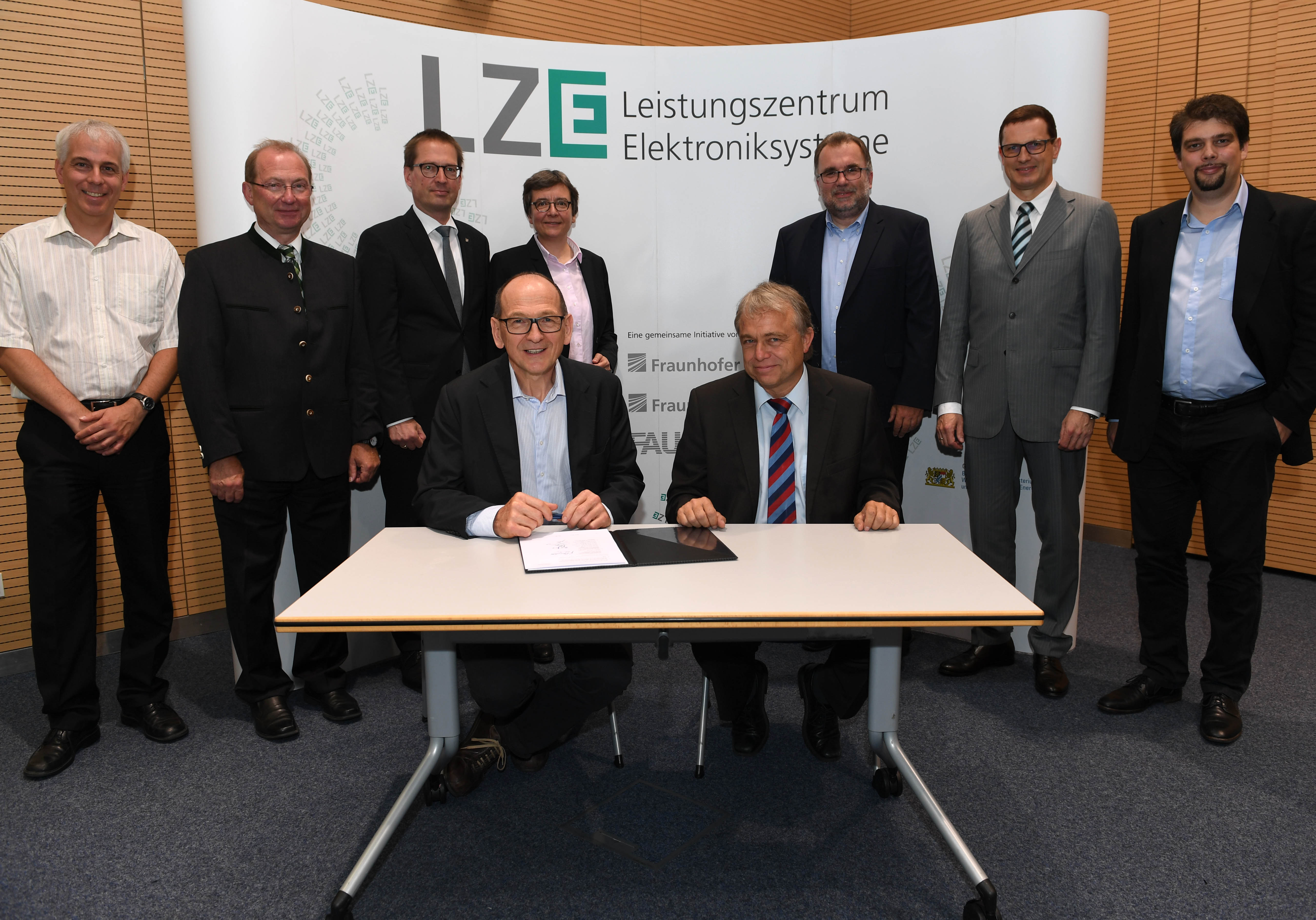 Unterzeichnung der Dokumente zur Vereinsgründung: Prof. Albert Heuberger, Institutsleiter Fraunhofer IIS und Prof. Lothar Frey, Institutsleiter Fraunhofer IISB (vorne) mit (v.l.n.r.) Dr. Bernd Fischer, Fraunhofer IISB, Prof. Reinhard Lerch, Dekan Technische Fakultät FAU, Prof. Georg Rosenfeld, Vorstand Fraunhofer-Gesellschaft, Prof. Kathrin Möslein, Vizepräsidentin FAU, Prof. Siegfried Russwurm, Mitglied Senat Fraunhofer-Gesellschaft, Prof. Alexander Martin, Lehrstuhl für Wirtschaftsmathematik FAU; Fraunhofer SCS, Dr. Christian Forster, Leiter der LZE-Geschäftsstelle (Bild: FraunhoferIIS/Peter-Roggenthin)