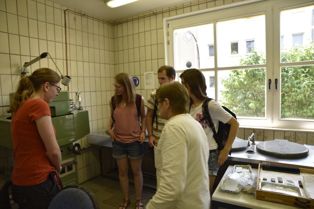 Nach den Vorträgen wurde die Gruppe durch die Labore des Instituts geführt. (Bild: FAU/Christina Dworak)