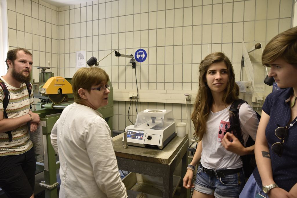 Die Laborleiterin erklärte detailliert die Geräte und Instrumente des Instituts. (Bild: FAU/Christina Dworak)