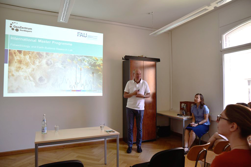 Zunächst gab Prof. Dr. Wolfgang Kießling, Inhaber des Lehrstuhls für Paläobiologie und Paläoumwelt, einen Überblick über das Masterprogramm. (Bild: FAU/Christina Dworak)