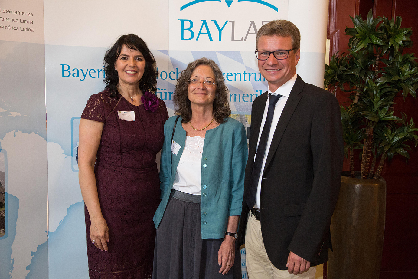 10-jähriges BAYLAT-Jubiläum: v.li.n.re.: Dr. Irma de Melo-Reiners, BAYLAT-Geschäftsführerin, Prof. Dr. Andrea Pagni Vorsitzende des Direktoriums von BAYLAT, Staatssekretär Bernd Sibler, Bayerisches Staatsministerium für Bildung und Kultus, Wissenschaft und Kunst (StMBW) (Bild: Georg Pöhlein)