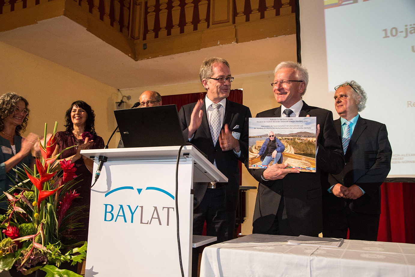 10-jähriges BAYLAT-Jubiläum - Ehrung von Prof. Dr. Karl-Dieter Grüske, Präsident a.D. der Friedrich-Alexander-Universität Erlangen-Nürnberg (FAU) zum Ehrenmitglied des BAYLAT-Beirats (Bild: Georg Pöhlein)