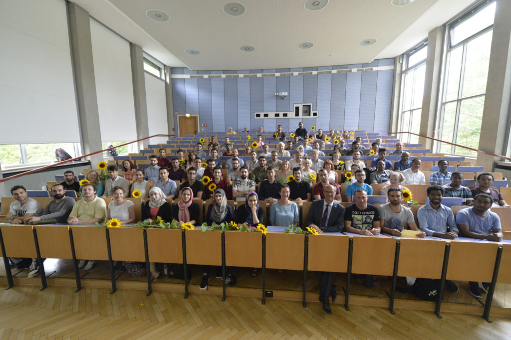 Gruppenfoto nach der Übergabe der Absschlussbescheinigungen für die Teilnehmer am FAU-Programm "Studienorientierzung für Geflüchtete"