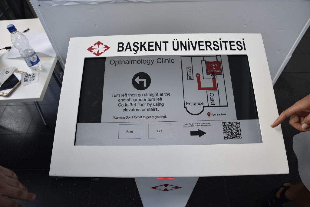 Mit Hilfe dieses Terminals wird Patienten und Besuchern die Navigation im Krankenhaus erleichtert: Sie können sich zum Beispiel anzeigen lassen, wo sie eine bestimmte Klinikabteilung finden. (Bild: FAU/Christina Dworak)