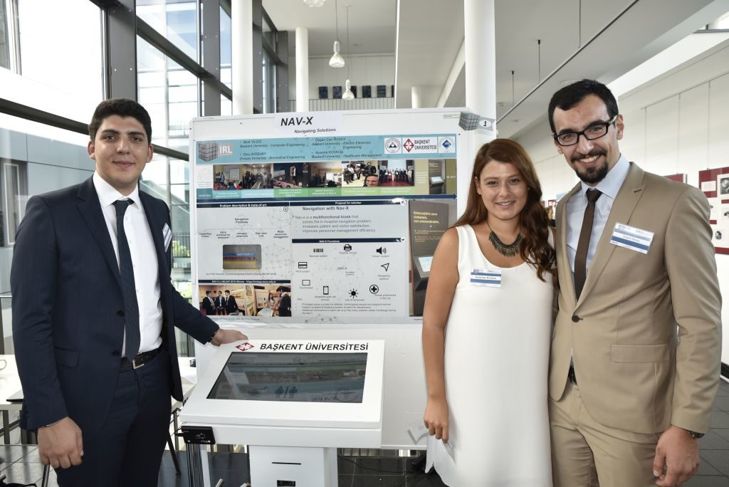 Die Gewinner der Innovation Research Lab Exhibition 2017: Das Team der Boğaziçi University aus der Türkei. Sie möchten mit ihrem interaktiven Terminal die Navigation in großen Krankenhauskomplexen erleichtern.(Bild: FAU/Christina Dworak)