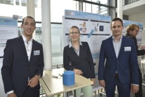 FAU students Julius Engel, Andrea Stefke and Andreas Scheuerer (from left to right) developed a finger cap that can be used to cool small and specific areas of skin.(Picture: FAU/Christina Dworak)