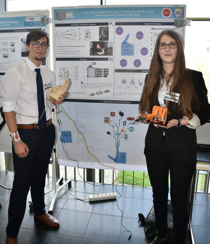 Sie kamen dieses Jahr auf Platz 3: Anamaria Dumitrescu und Cristian-Alexandru Tănase von der Polytechnischen Universität Bukarest entwicklelten eine kostengünstige, leichte Handprothese, mit der man sogar Touchscreens bedienen kann. (Bild: FAU/Christina Dworak)