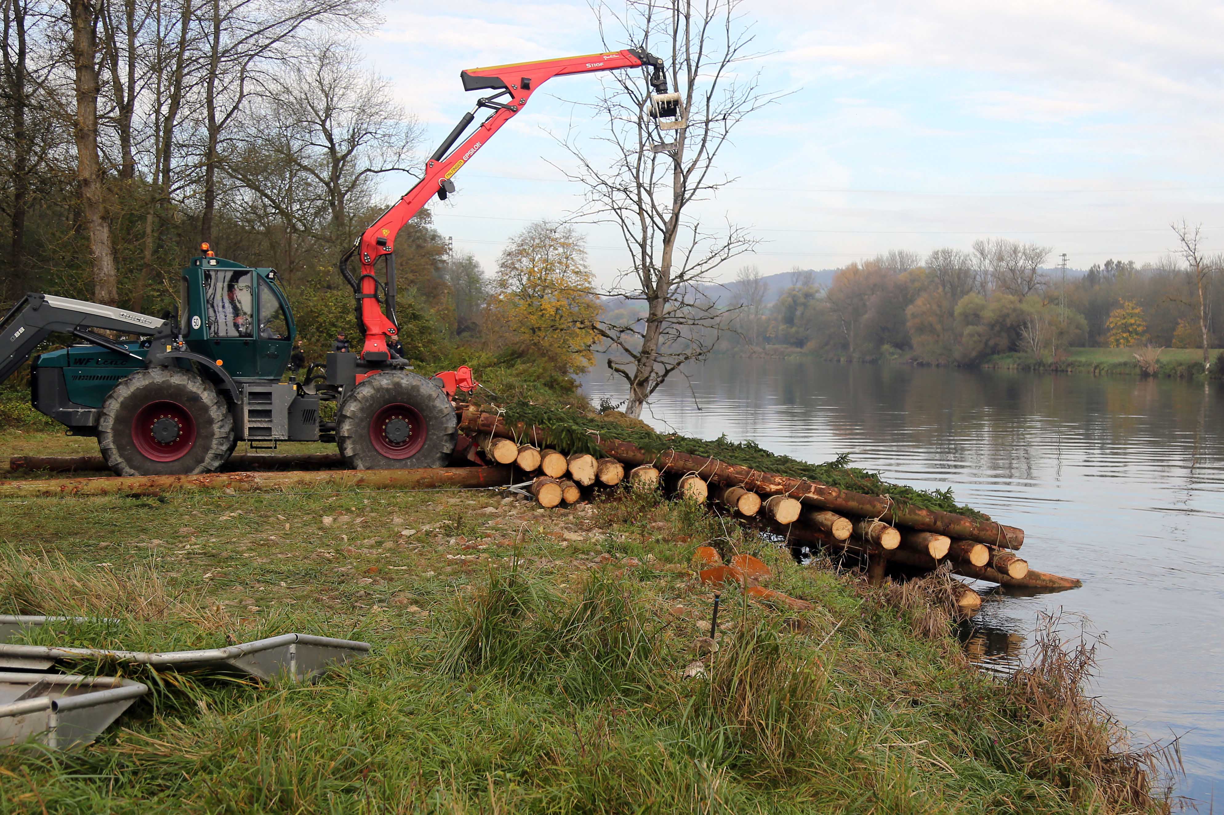 Ein Bagger lässt das Floß langsam zu Wasser. Mit ähnlichen Flößen könnte Hannibal seine Kriegselefanten über die Rhone gebracht haben. (Bild: FAU/Matthias Orgeldinger)