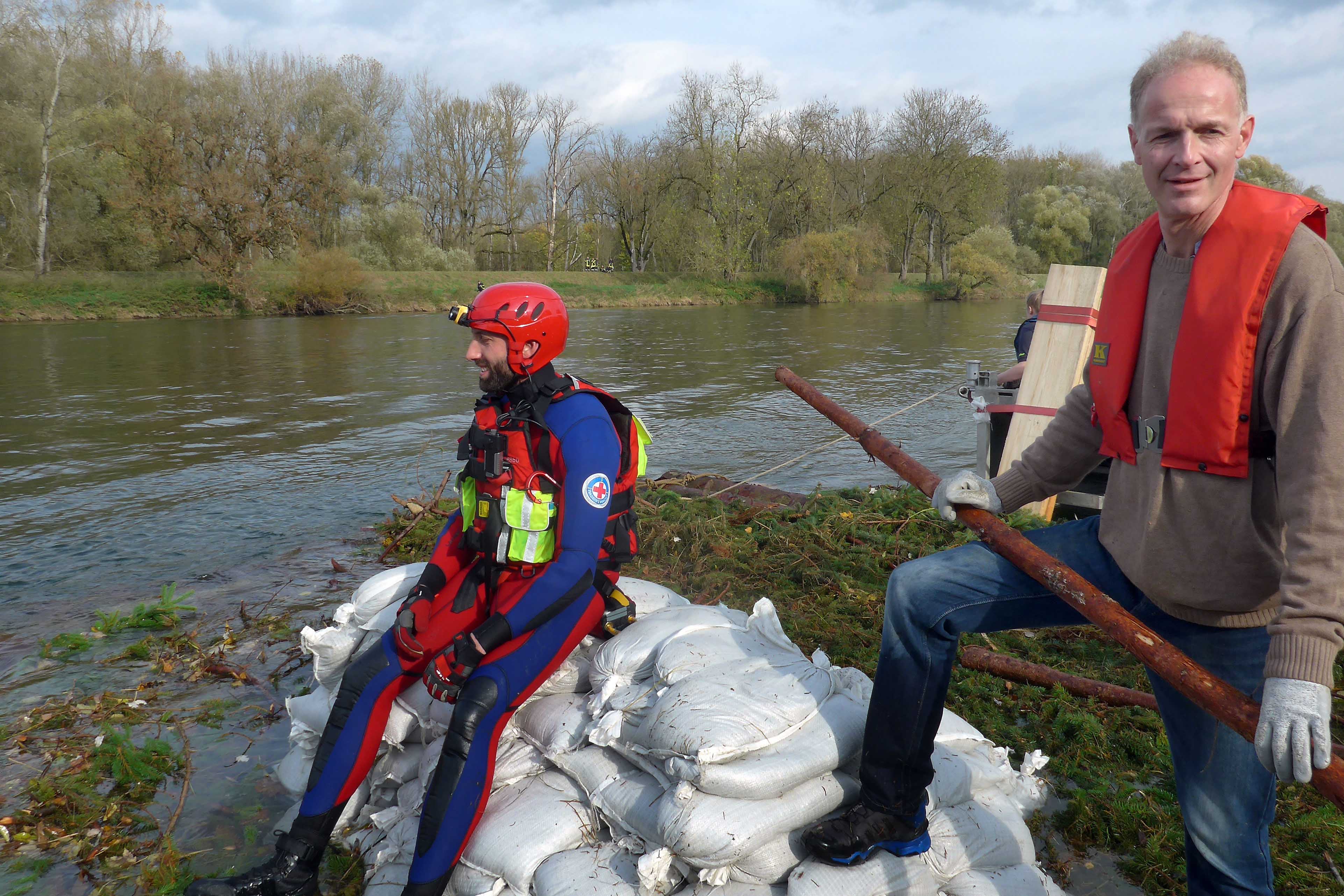 Prof. Dr. Boris Dreyer (rechts) beim Nachstellen von Hannibals Rhône-Überquerung. Die weißen Sandsäcke sollen das Gewicht eines Elefanten simulieren. (Bild: FAU/Matthias Orgeldinger)