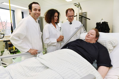 Sonja B. bringt heute 224 Kilo auf die Spezialwaage. Ein interdisziplinäres Team aus Chirurgen, Ernährungsmedizinern, Sportwissenschaftlern und anderen Experten wird sie beim Kampf gegen die Kilos unterstützen. Von links: Moustafa Elshafei (Chirurgie), Dr. Yurdagül Zopf (Leiterin Hector-Center) und Prof. Dr. Robert Grützmann (Direktor Chirurgie) stehen am Bett der Patientin. (Bild: Uni-Klinikum Erlangen)