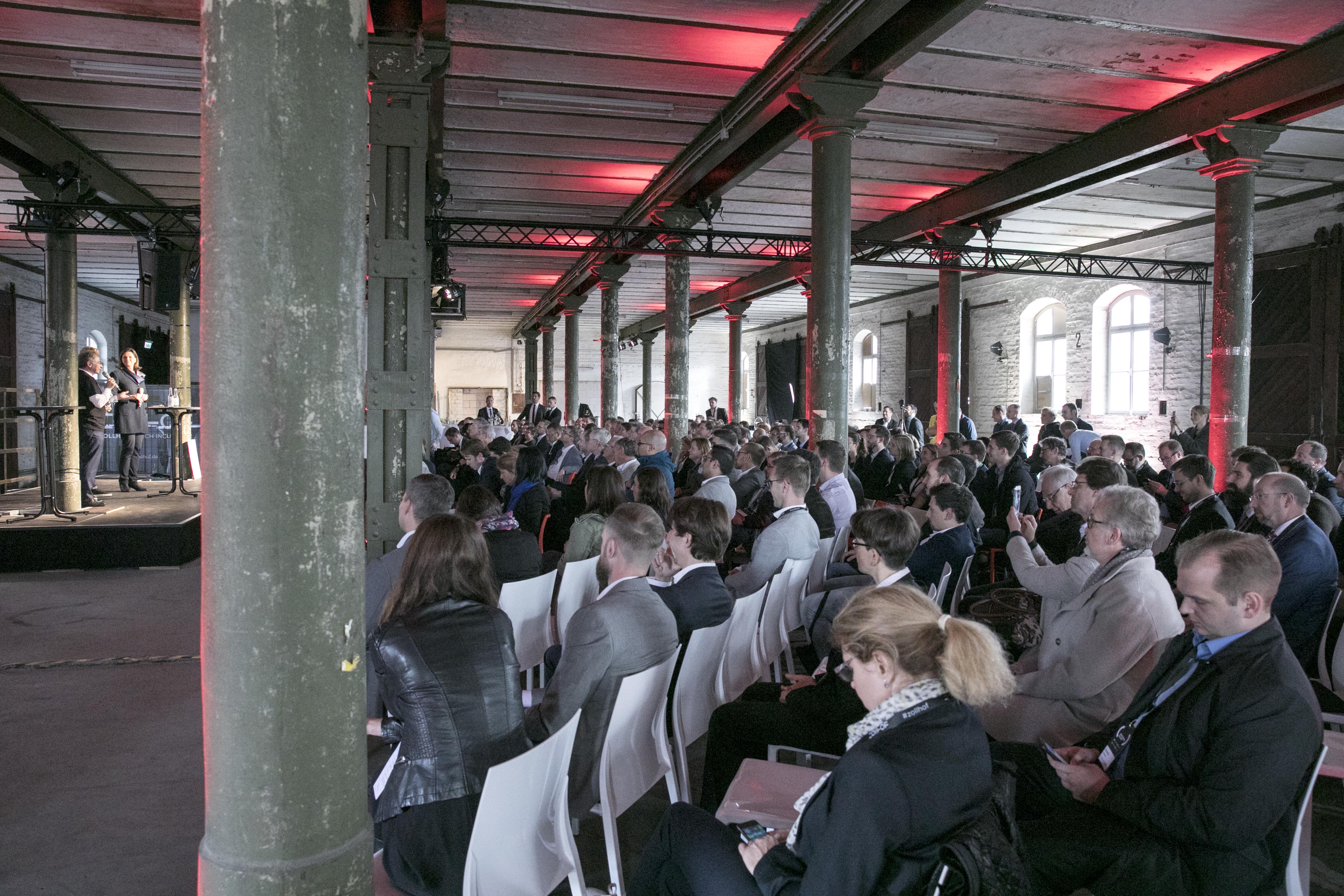 Die FAU fördert als eine der innovativsten Universitäten Europas die Gründerszene in Nürnberg. Beim digitalen Gründerzentrum Zollhof Tech Incubator, das nun seine Eröffnung feierte, ist die FAU Gesellschafterin. (Bild: Zollhof Tech Incubator)