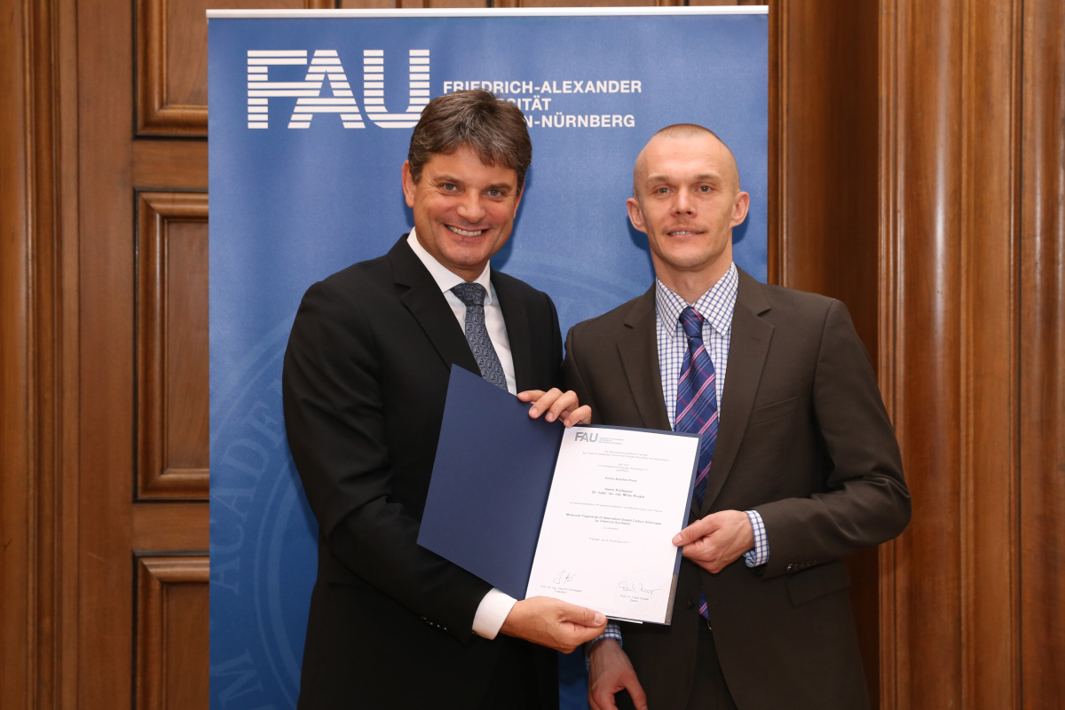 Empfang der Habilitationspreisträger am 6. November 2017: FAU-Präsident Prof. Dr. Joachim Hornegger verleiht den Preis an Prof. Dr. Milan Kivala vom Lehrstuhl für Organische Chemie I. (Bild: FAU/Kurt Fuchs)