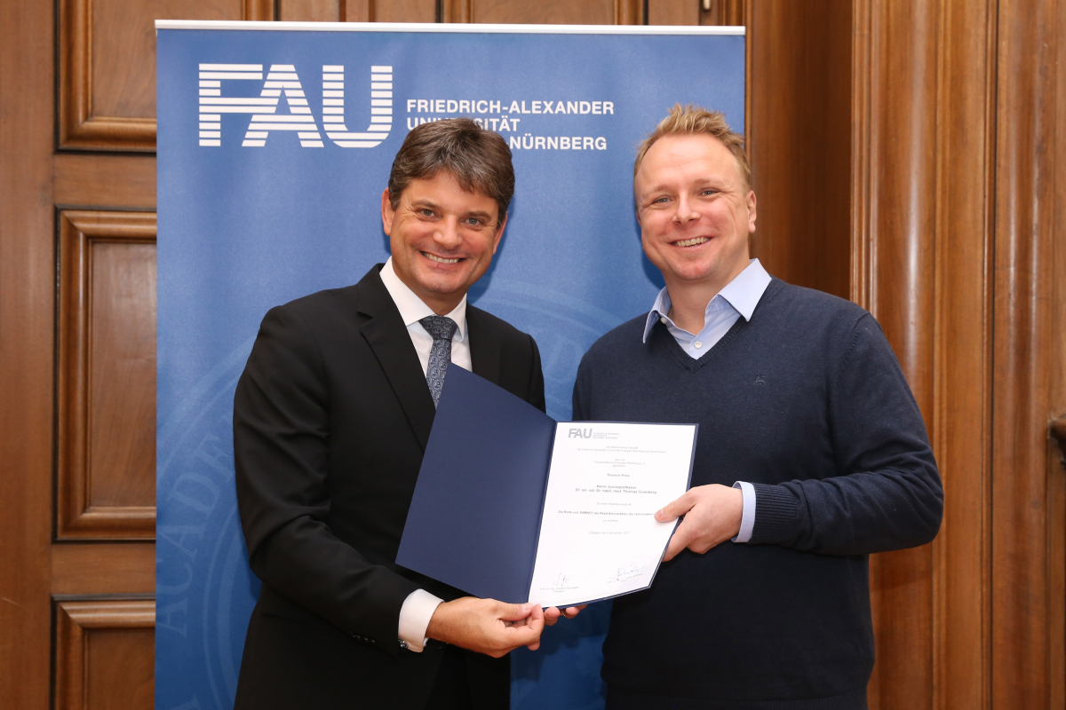 Empfang der Habilitationspreisträger am 6. November 2017: FAU-Präsident Prof. Dr. Joachim Hornegger verleiht den Preis an Prof Dr. Thomas Gramberg vom Lehrstuhl für Klinische und Molekulare Virologie. (Bild: FAU/Kurt Fuchs)