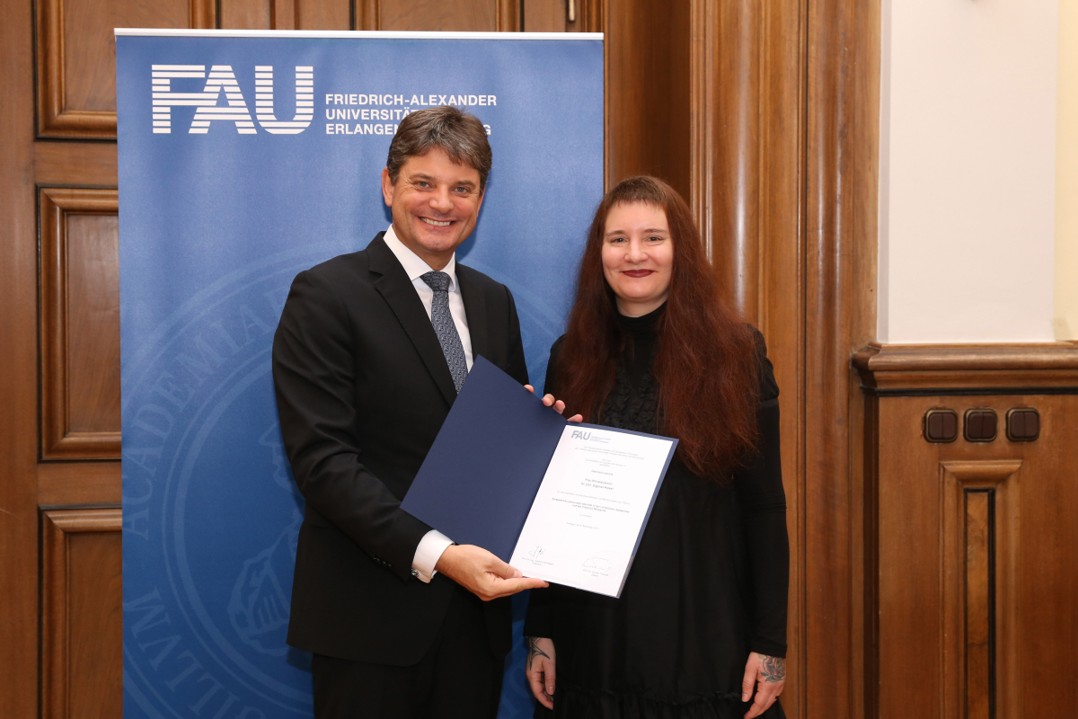 Empfang der Habilitationspreisträger am 6. November 2017: FAU-Präsident Prof. Dr. Joachim Hornegger verleiht den Preis an PD Dr. Dagmar Kiesel, Lehrstuhl für Praktische Philosophie. (Bild: FAU/Kurt Fuchs)