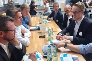 Parken leicht gemacht – mit dem Parking Pilot Thorge Harm sitzt mit Vertretern der Volkswagen AG an einem Tisch