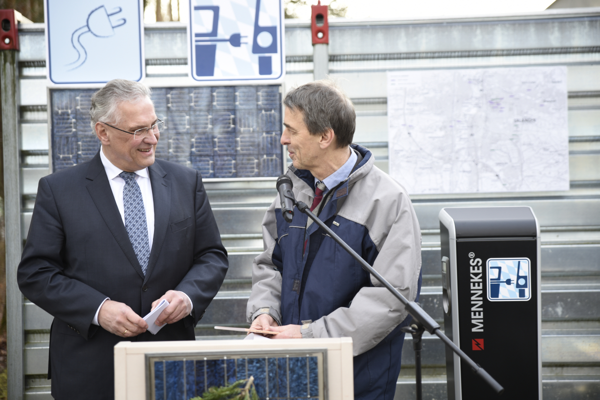 Initiator des Projekts an der FAU, Prof. Dr. Martin Hundhausen, übergibt ein Geschenk an Innenminister Joachim Herrmann. (Bild: FAU/Boris Mijat)