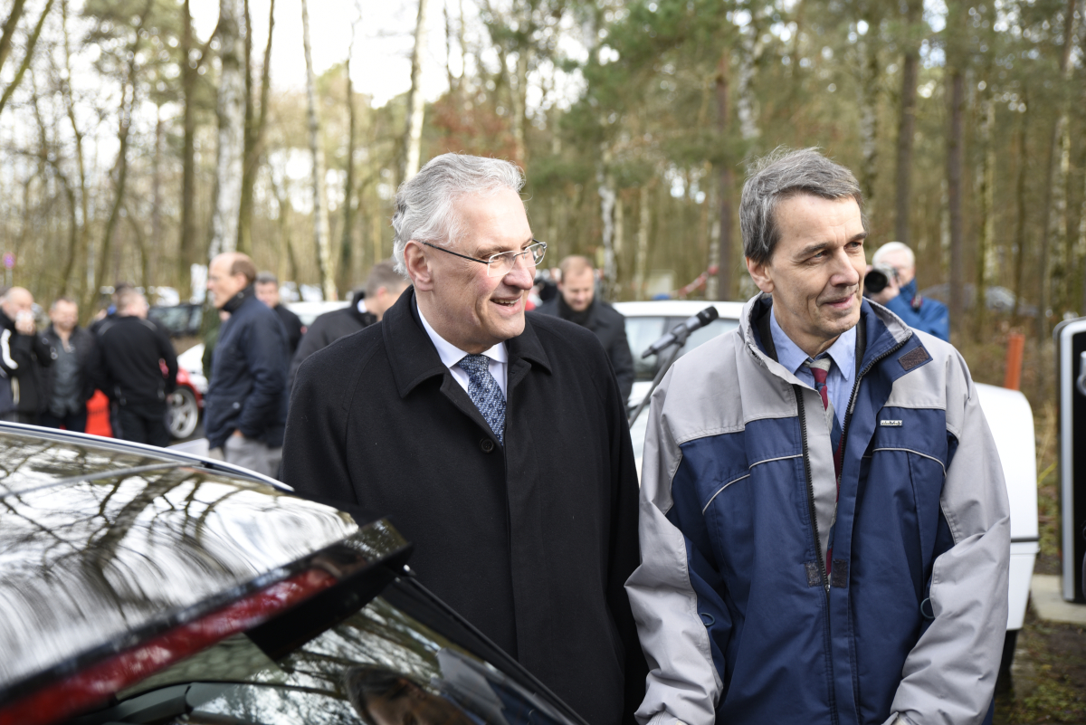 Innenminister Joachim Herrmann und der Initiator des Projekts, Prof. Dr. Martin Hundhausen (Bild: FAU/Boris Mijat)