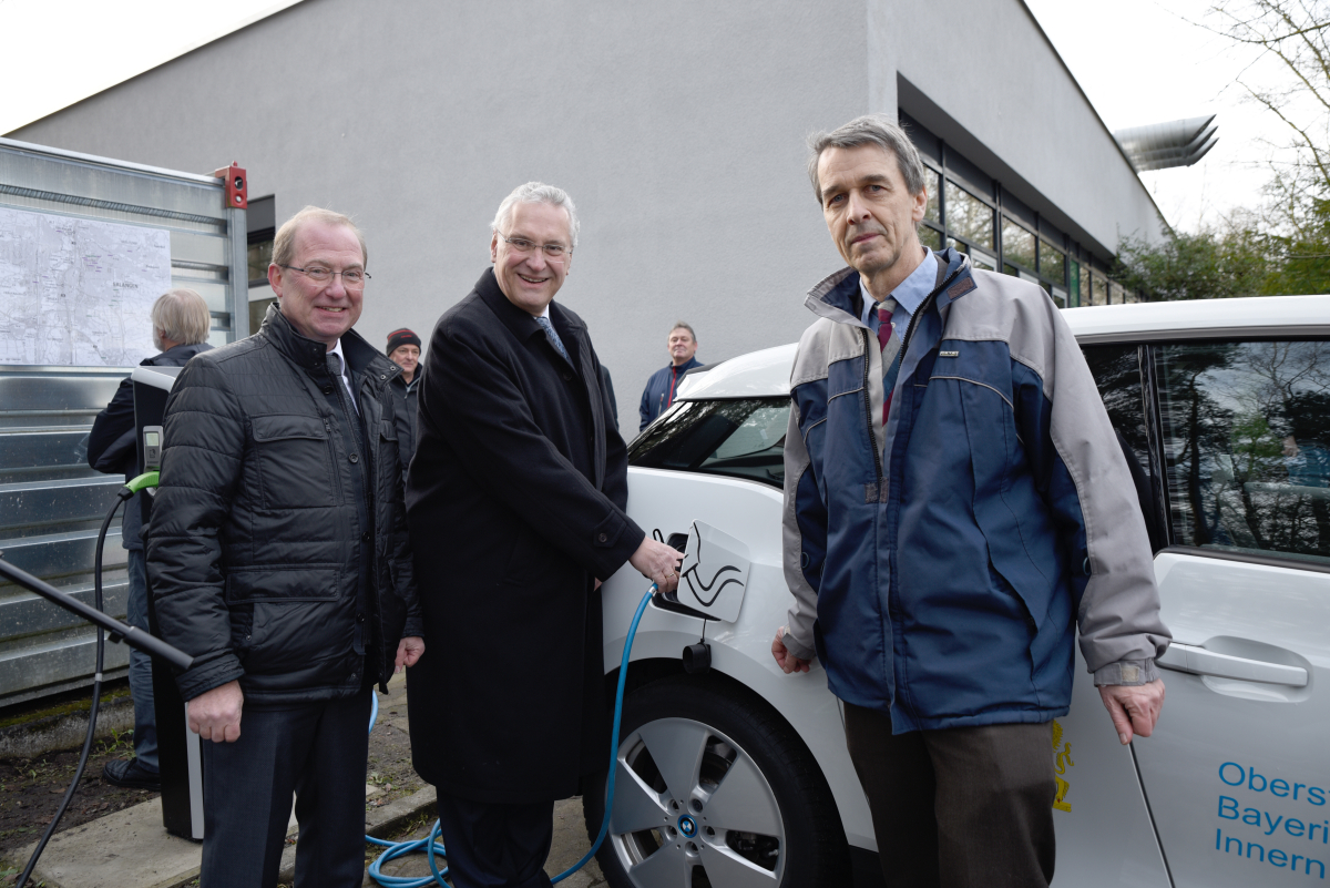 Innenminister Herrmann (m.) mit Prof. Dr. Hundhausen (r.) und dem Dekan der Technischen Fakultät, Prof. Dr. Lerch (Bild: FAU/Boris Mijat)