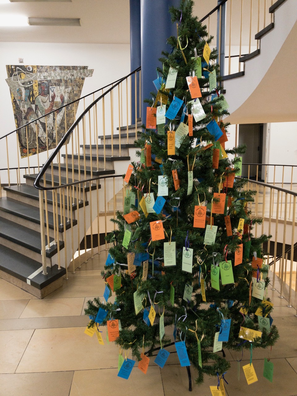 Wer in Nürnberg ein Kärtchen einsammeln möchte: Am Fachbereich Wirtschaftswissenschaften ist einer der Weihnachtsbäume zu finden. (Bild: FAU/Fabian Pfaffenberger)